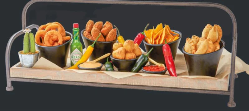 Borrelplank Mexico-City met uienringen, nacho’s, kipsnacks en pepers