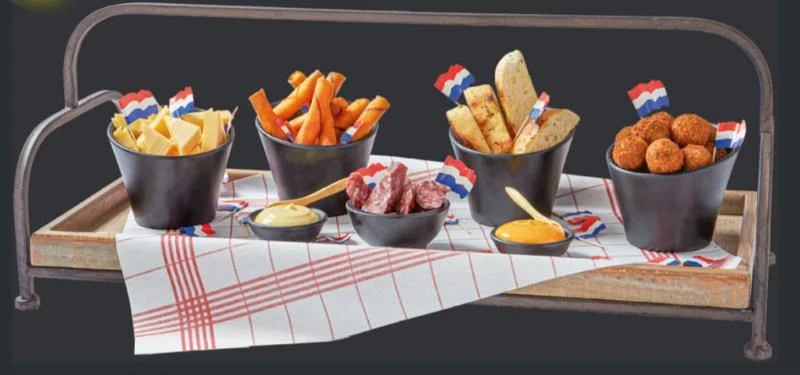Borrelplank Zandvoort met kaas, friet, stokbrood, worst en bitterballen